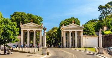 Borghese Park'ın anıtsal girişi