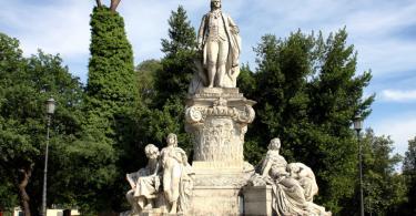 Borghese'nin bahçelerinde Goethe heykeli