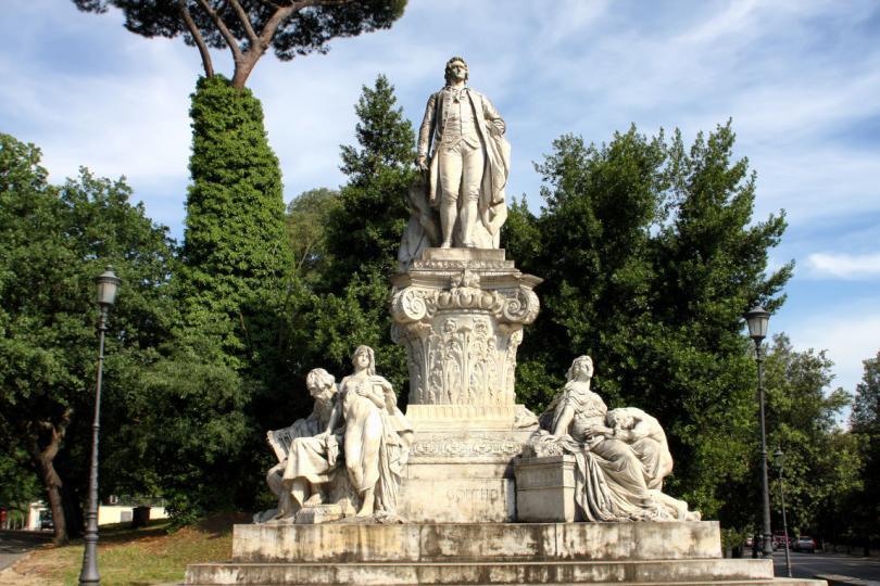 Borghese'nin bahçelerinde Goethe heykeli