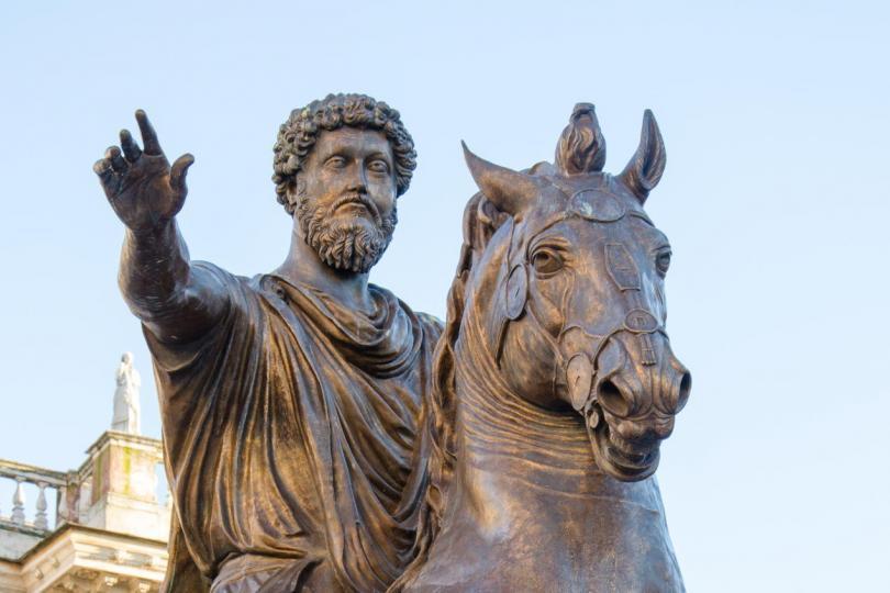 Campidiglio Meydanı'nda yer alan Marcus Aurelius heykeli - Heykel müzede sergilenen aslının bir replikasıdır.